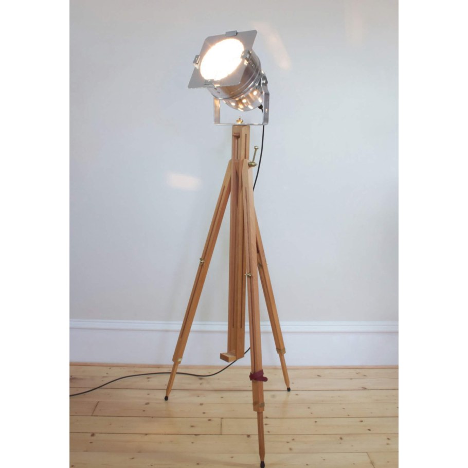 Светильник на треноге