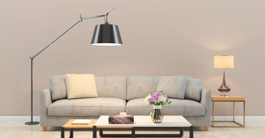 Стена диван кресло кот светильник