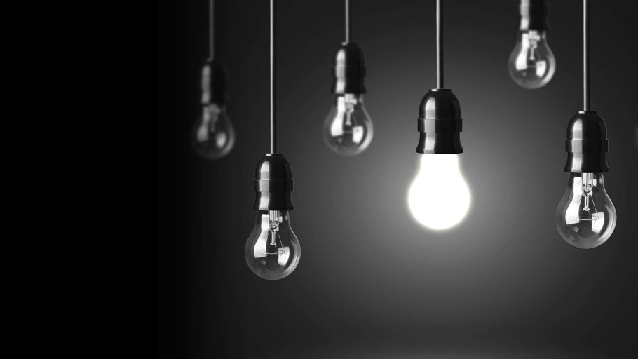 Лампочка на темном фоне