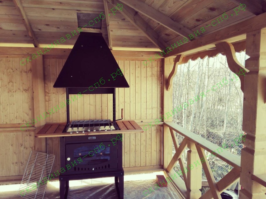 Деревянная беседка с мангальной зоной