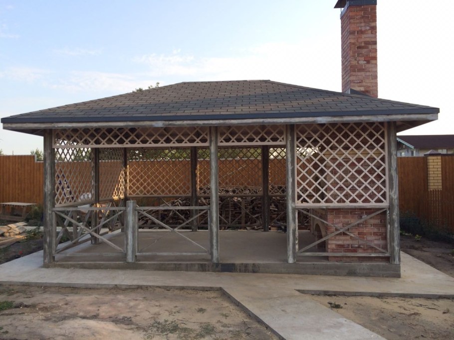 Беседка с мангальной зоной из железного каркаса