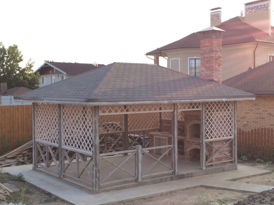 Металлическая беседка с мангальной зоной