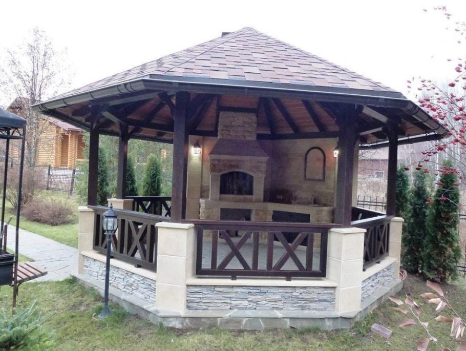 Круглая беседка с мангалом сбоку