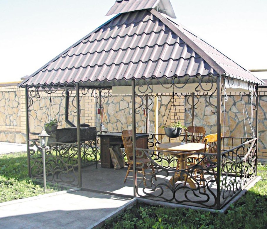 Металлическая беседка с мангалом