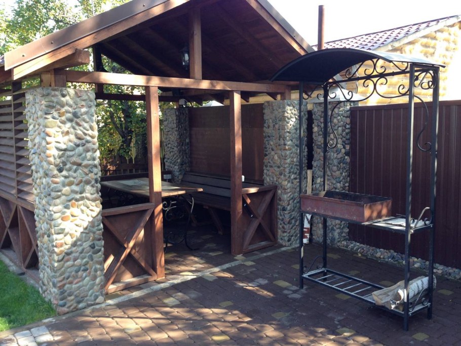 Мангал рядом с беседкой