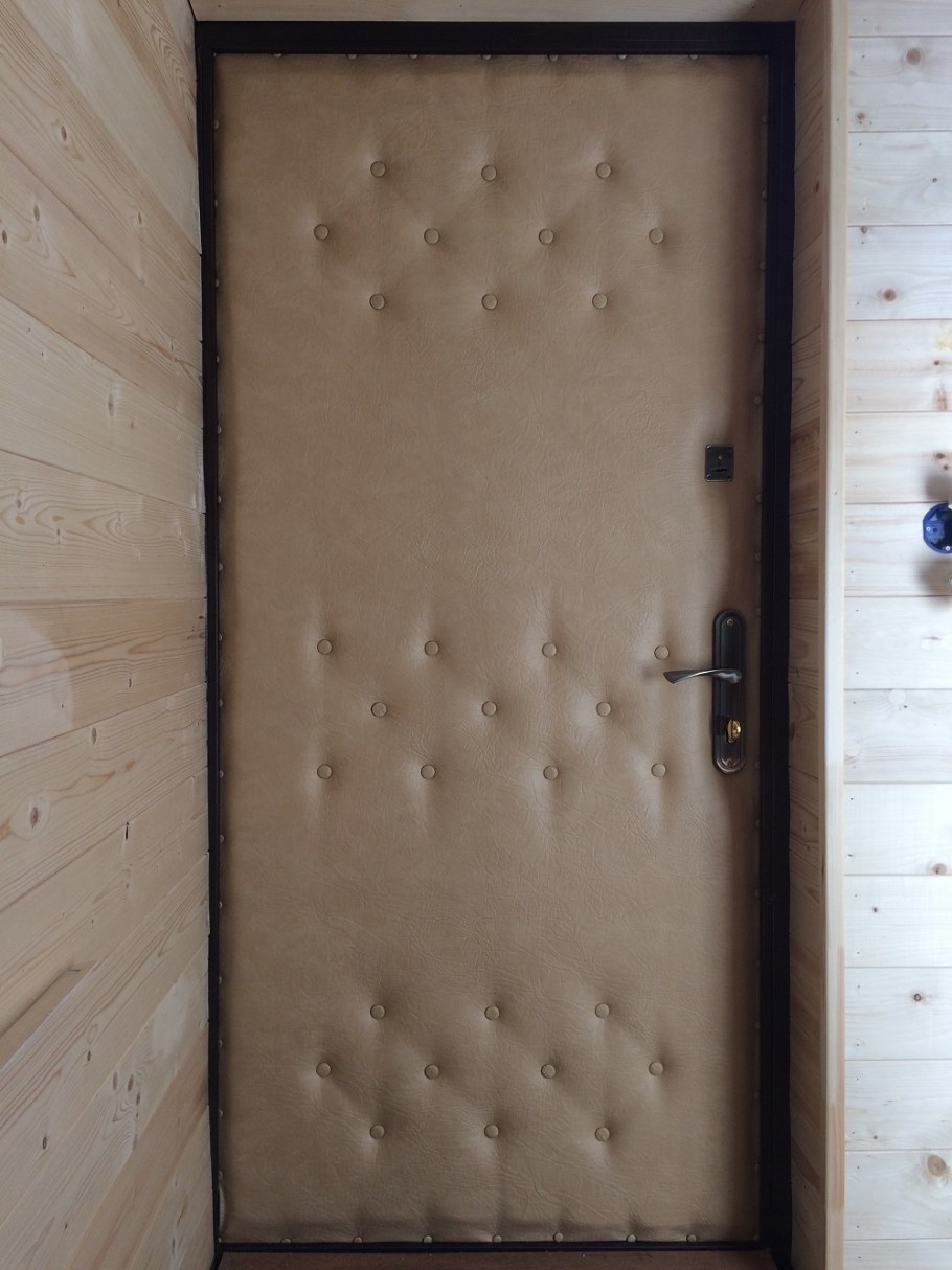 Обшить дверь узором