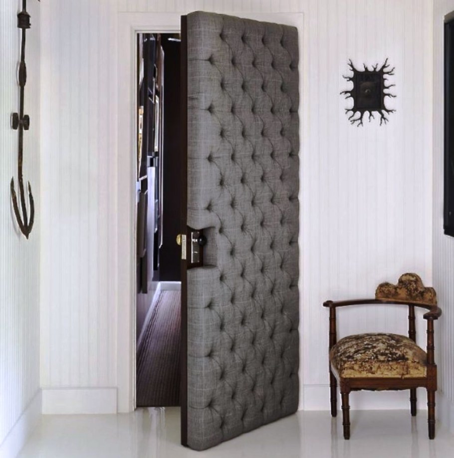 Кожаная дверь