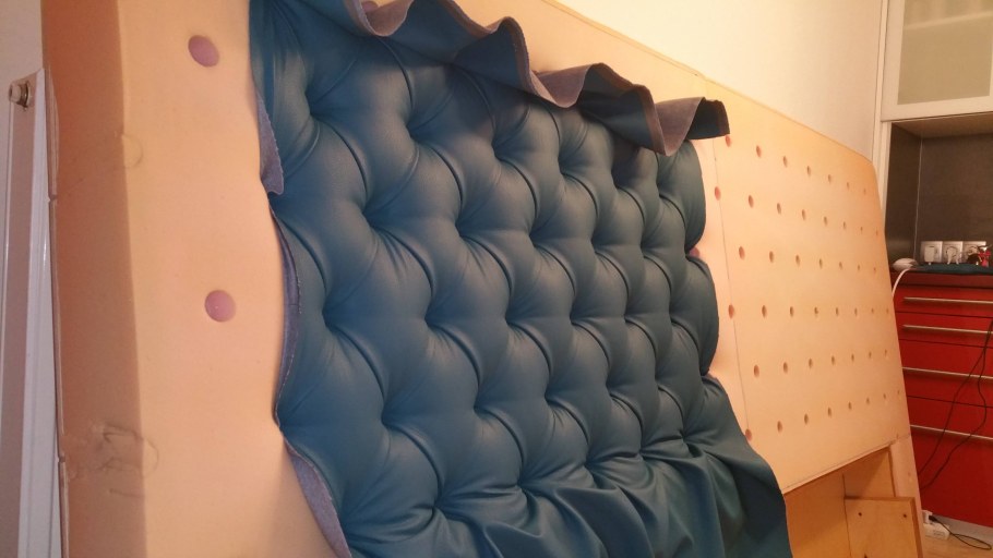 Мягкие стеновые панели в изголовье кровати