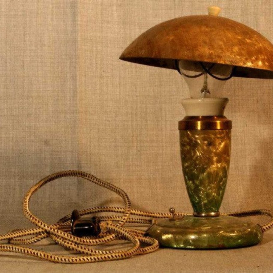 Старая настольная лампа