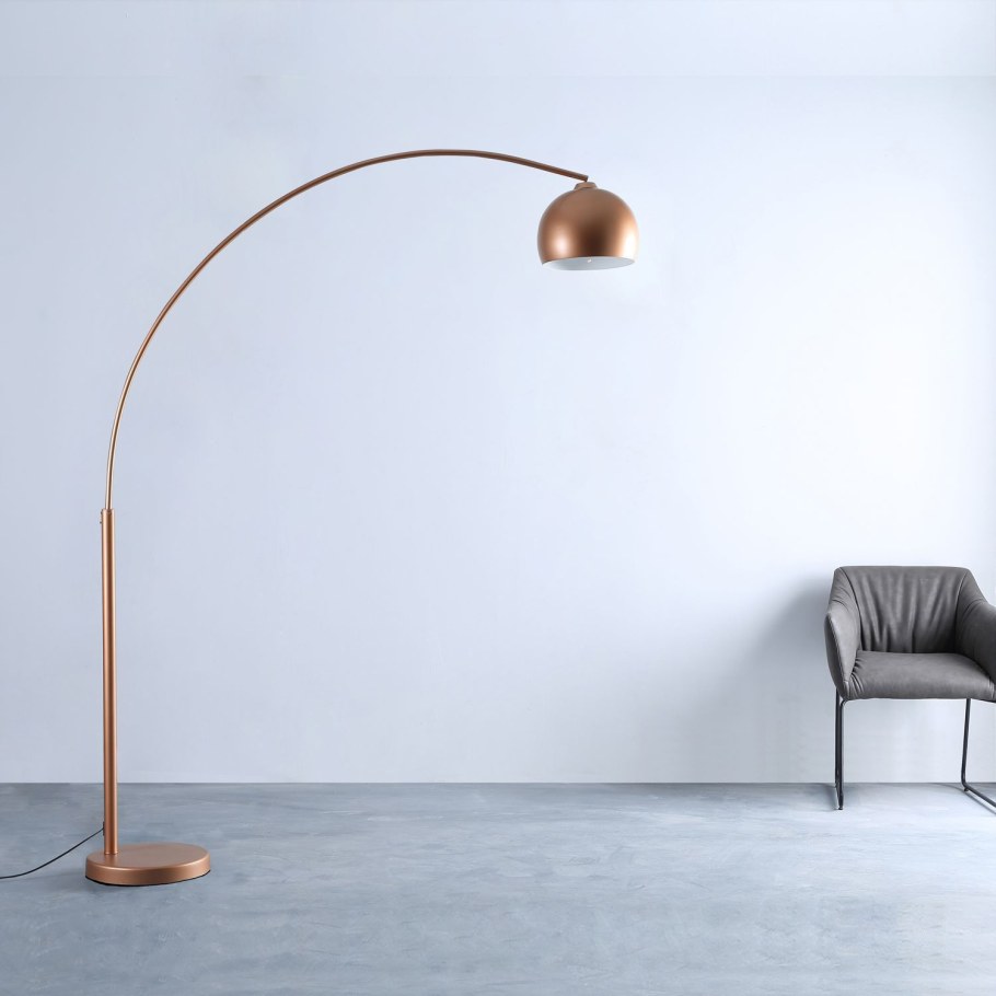 Торшер на длинной ножке изогнутый