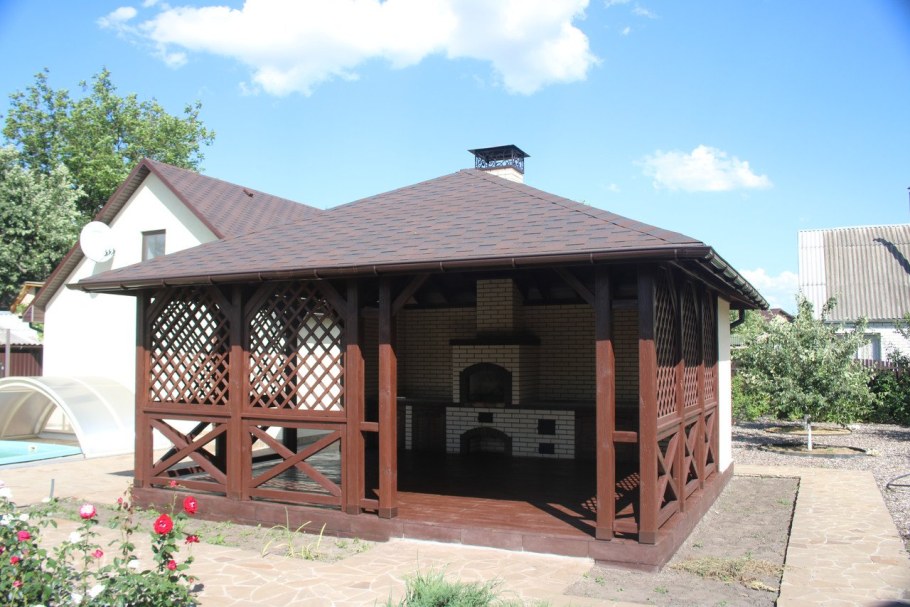 Беседка с четырехскатной крышей и мангалом
