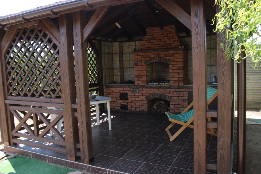 Деревянная беседка с мангальной зоной