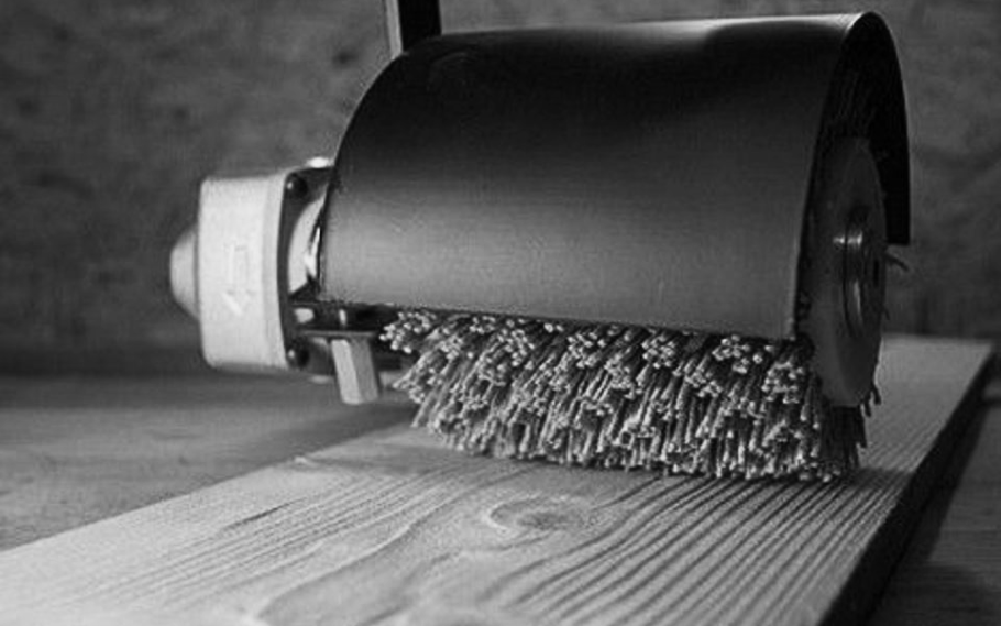 Браширование древесины металлической щеткой