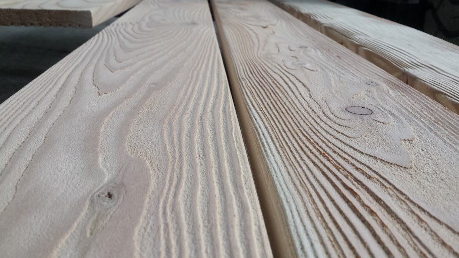 Браширование древесины пескоструем