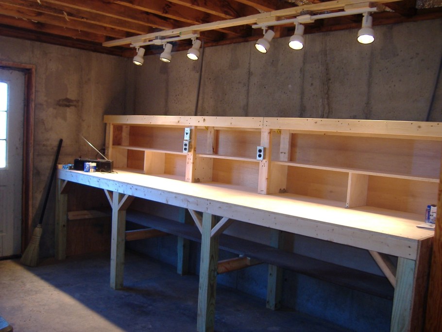 Угловой деревянный верстак в гараже