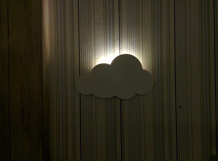 Настенный ночник из дерева