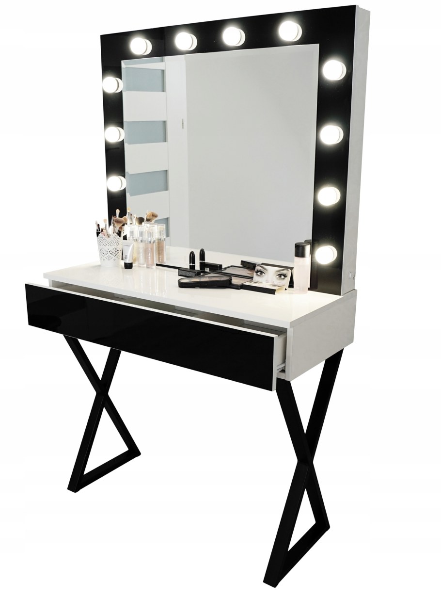 Стол для макияжа с зеркалом