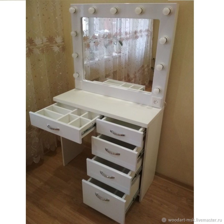 Ящик гримерного стола внутри