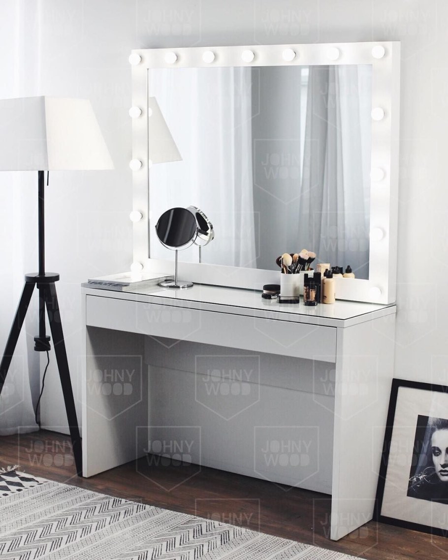 Визажное зеркало столик