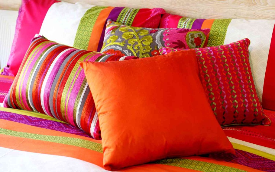 Разноцветные подушки