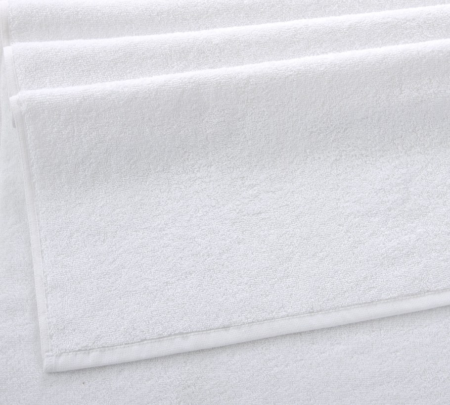 Белые отельные полотенца
