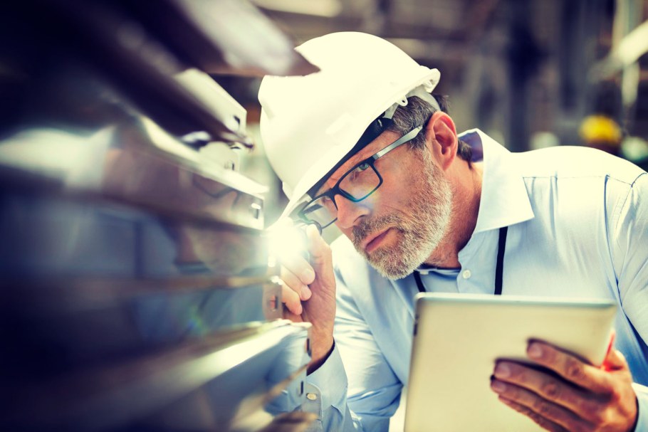 Инженер на заводе