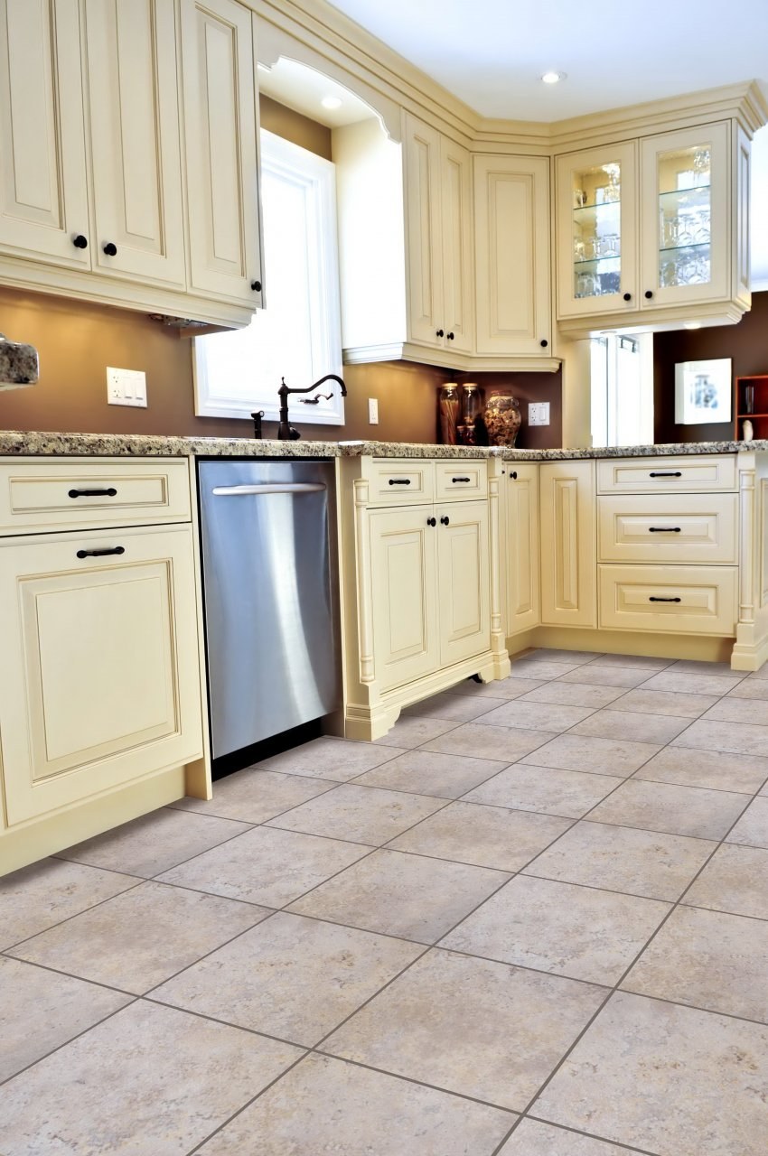 Светлая плитка на кухне