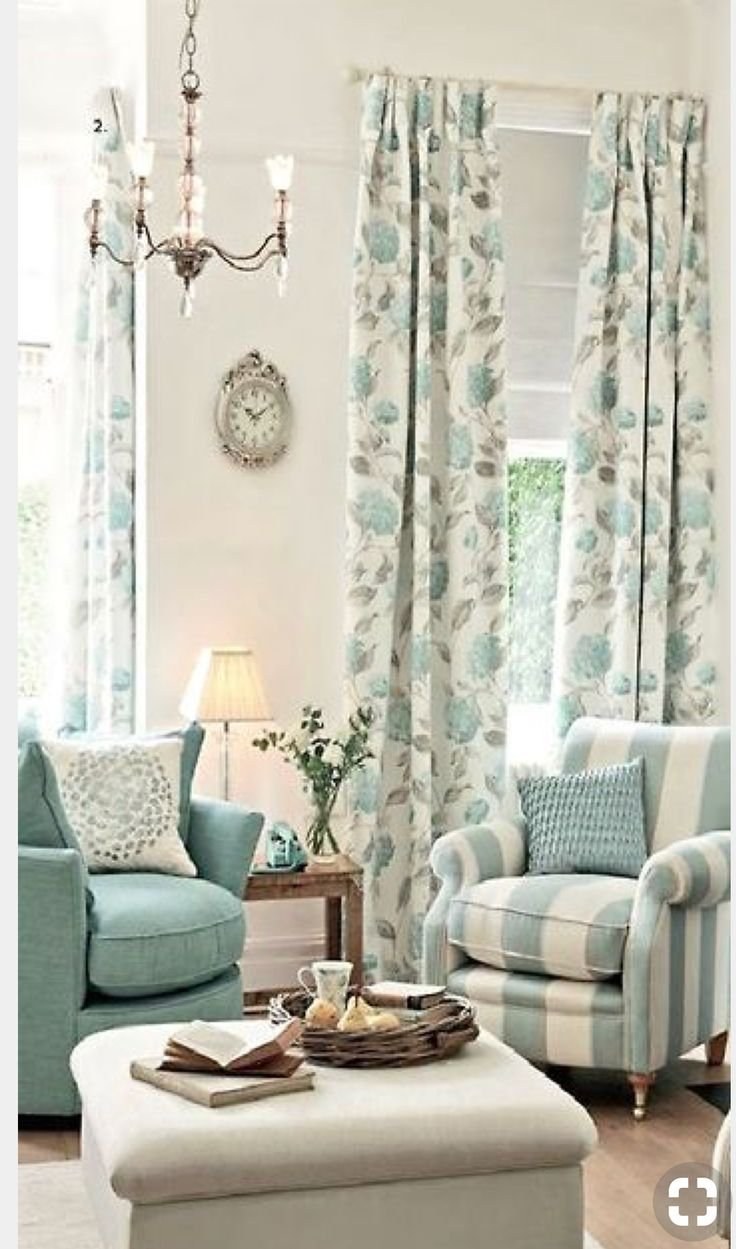 Изумрудные шторы в интерьере гостиной
