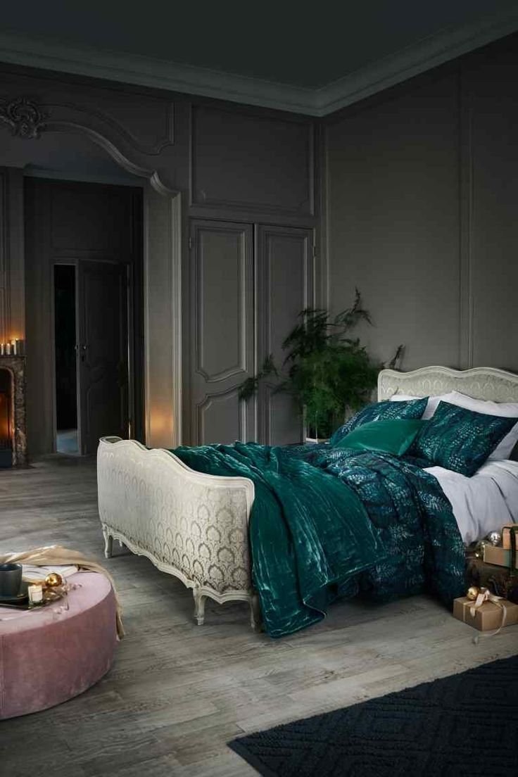 Спальня с изумрудной кроватью
