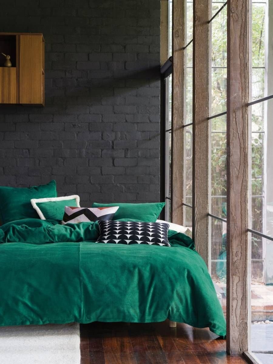 Спальня с кроватью изумрудного цвета