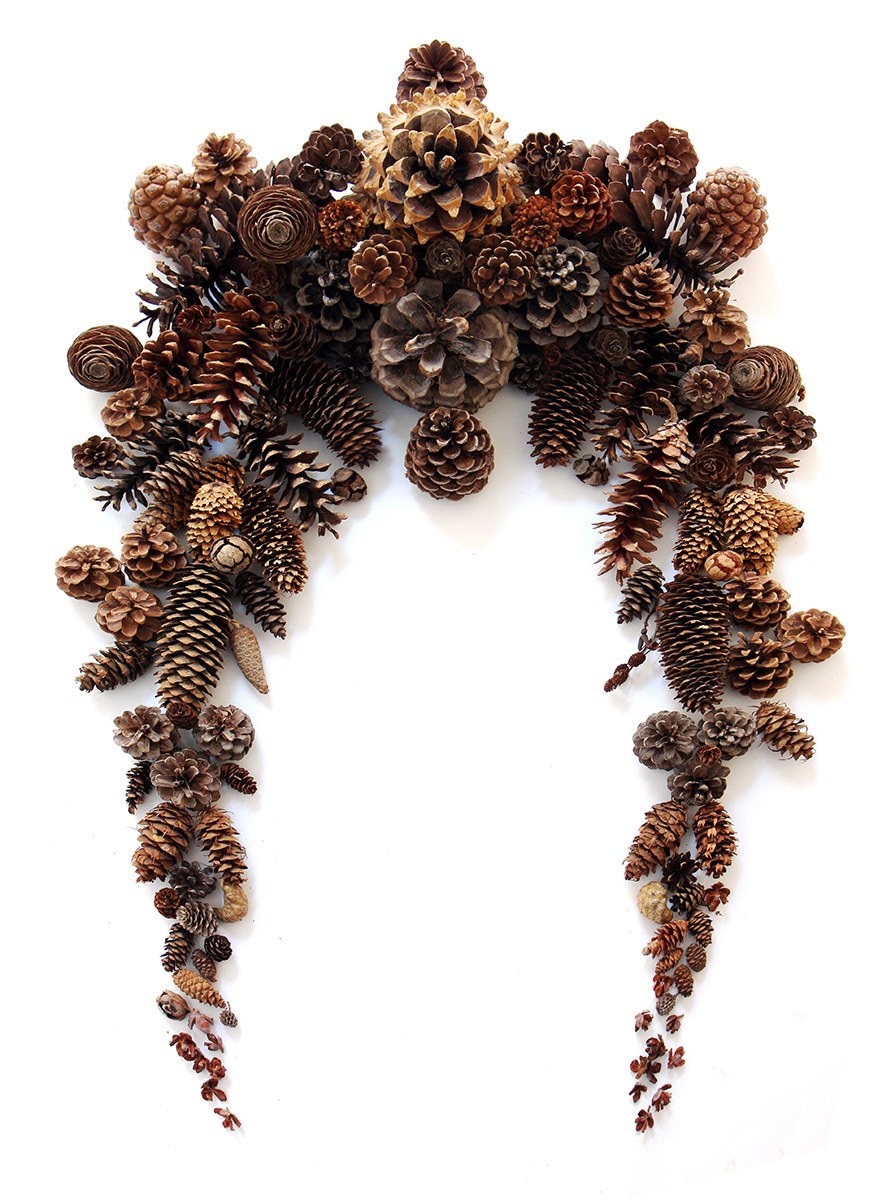 Украшения из сосновых шишек