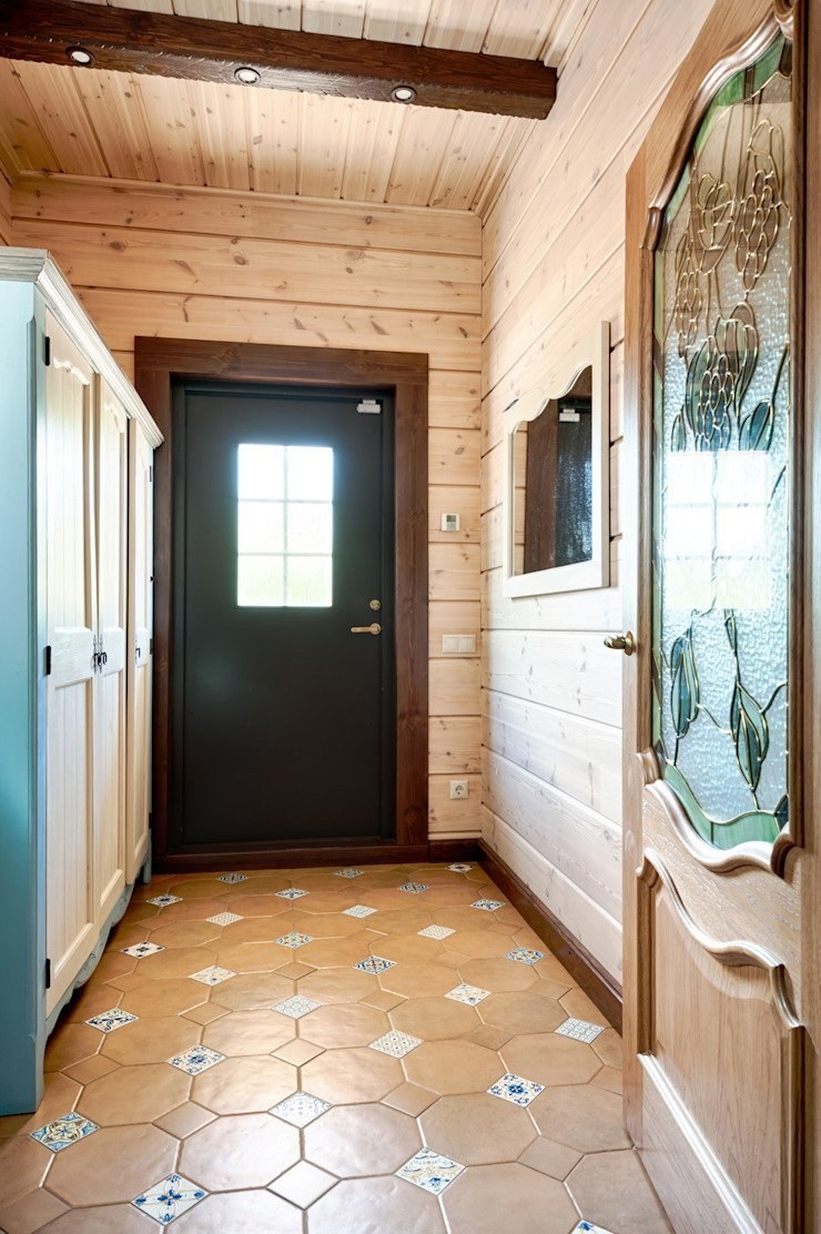 Прихожая в доме из бруса