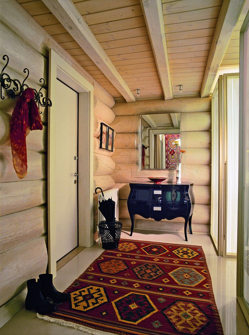 Интерьер прихожей на даче