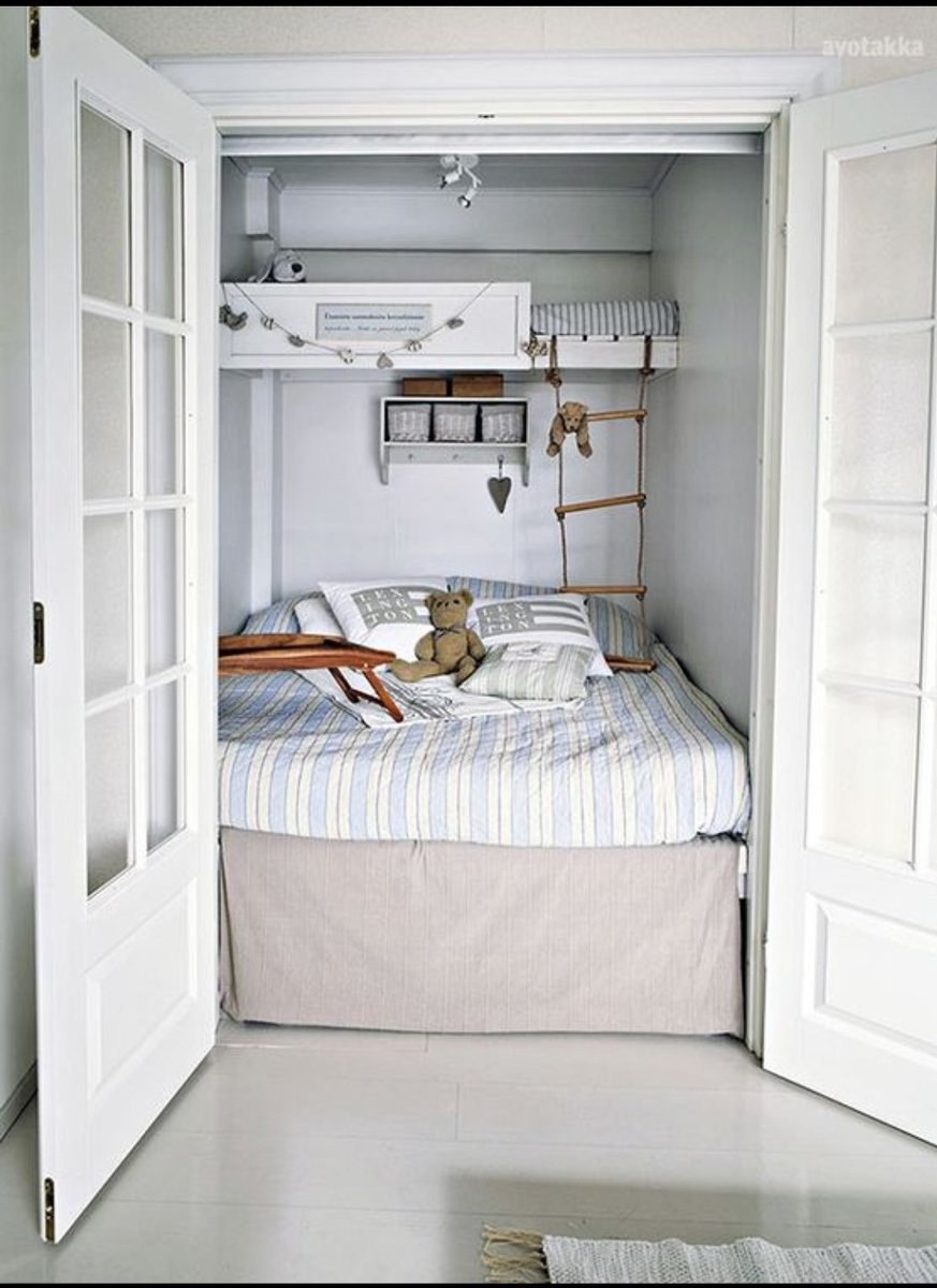 Комната в кладовке с кроватью