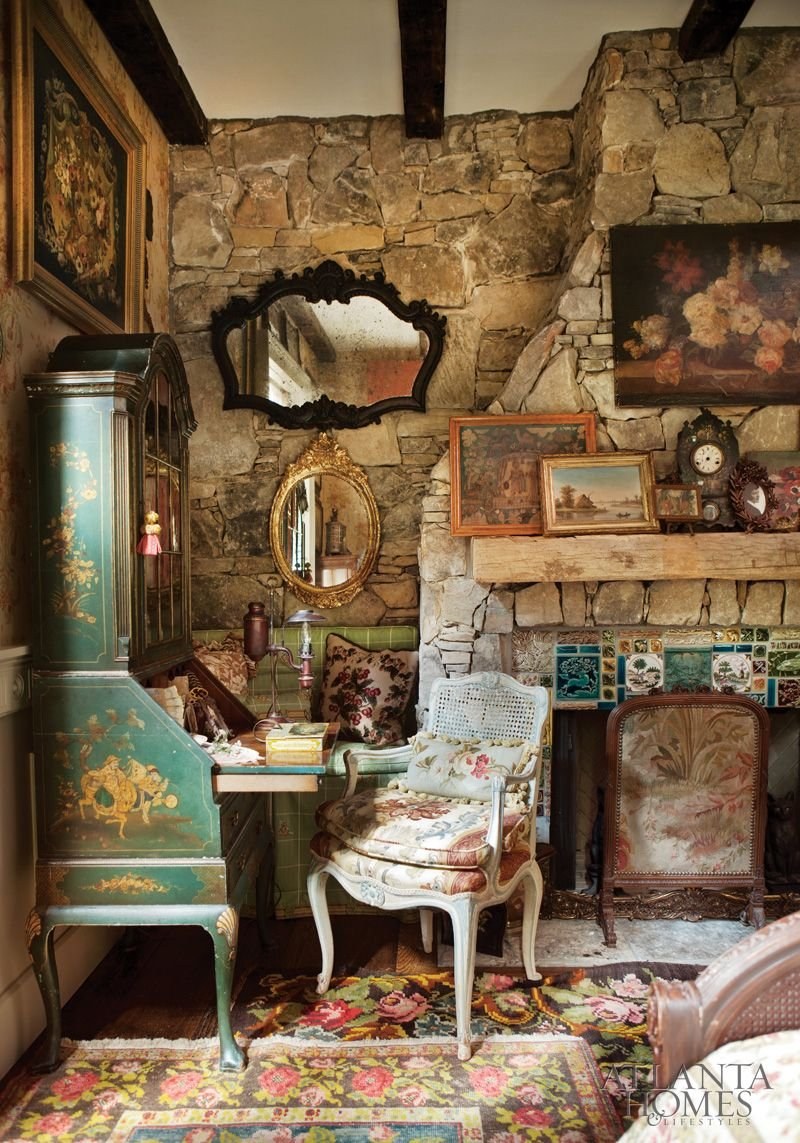 Комната в старинном стиле