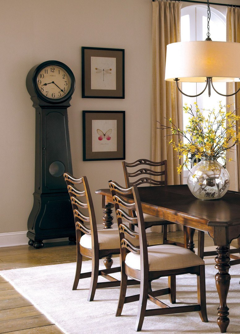 Напольные часы в интерьере гостиной