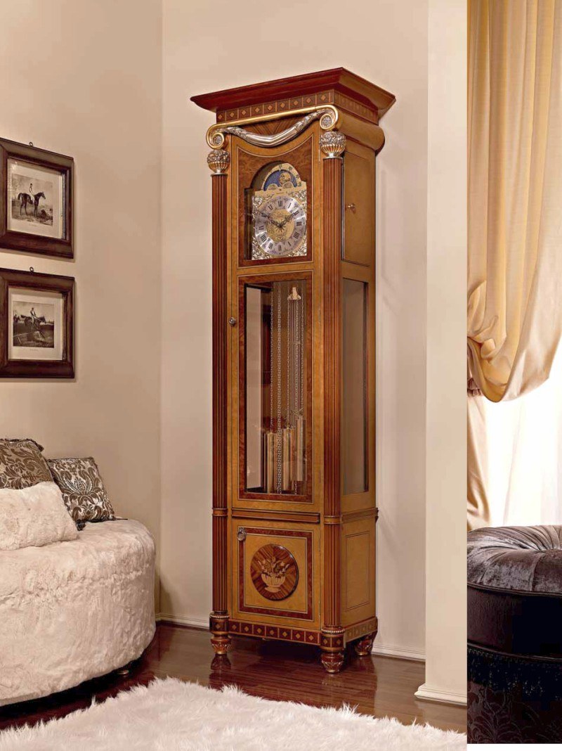 Напольные часы в интерьере гостиной