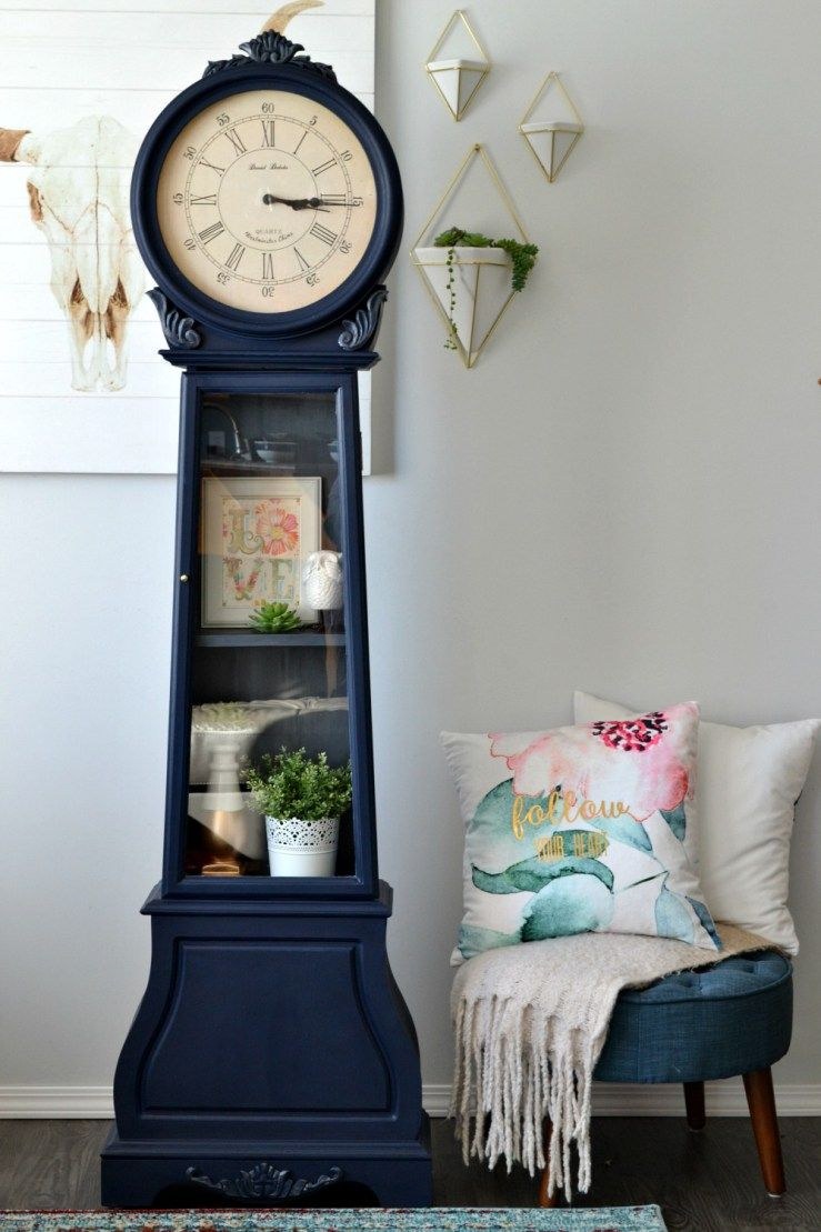 Старинные часы в интерьере