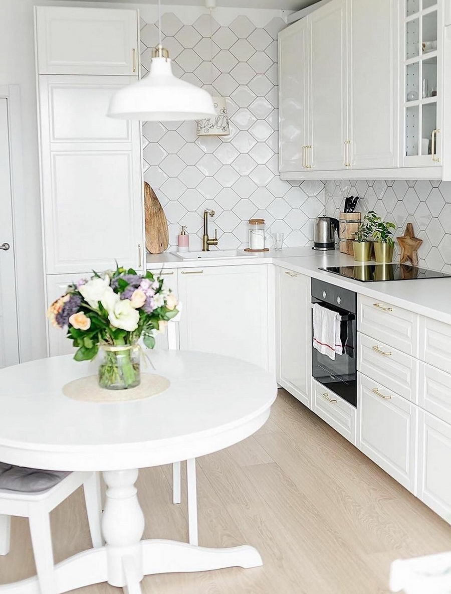 Кухня в белых тонах