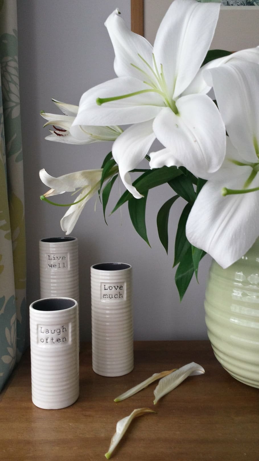 Цветы лилии в вазе