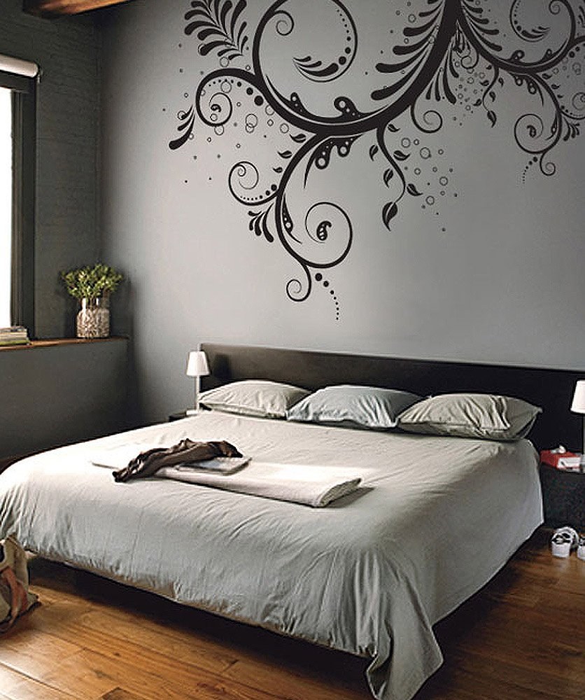 Дерево на стене в интерьере