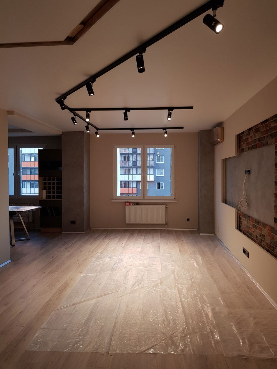 Трековый светильник в интерьере квартиры