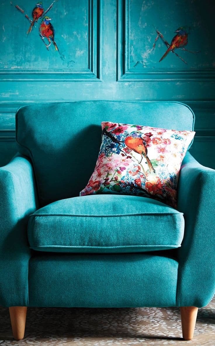 Цветные кресла в интерьере