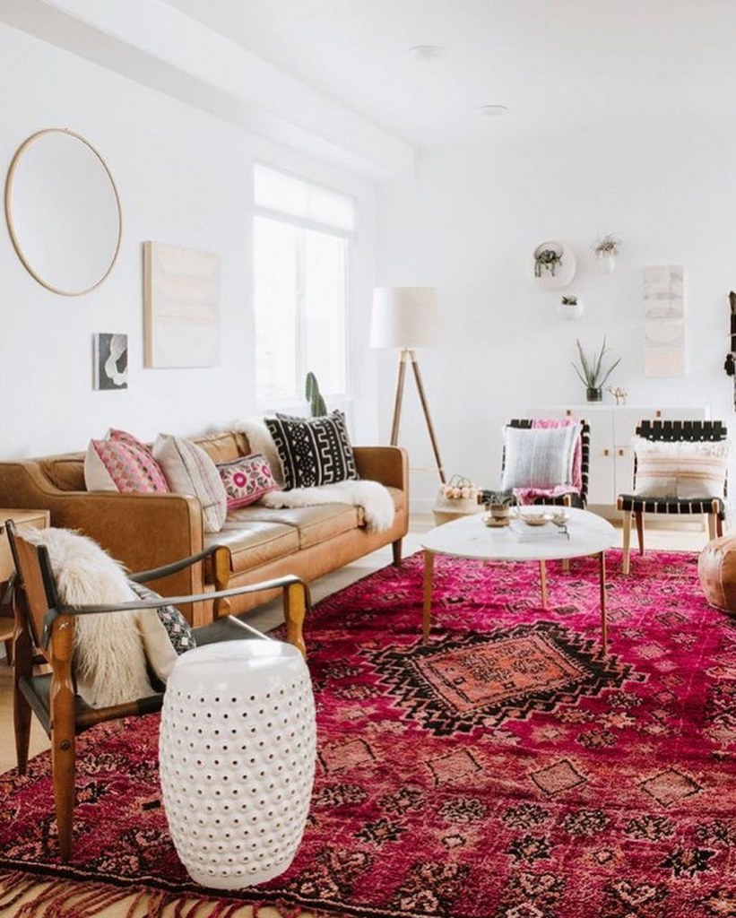 Красный ковер в интерьере гостиной