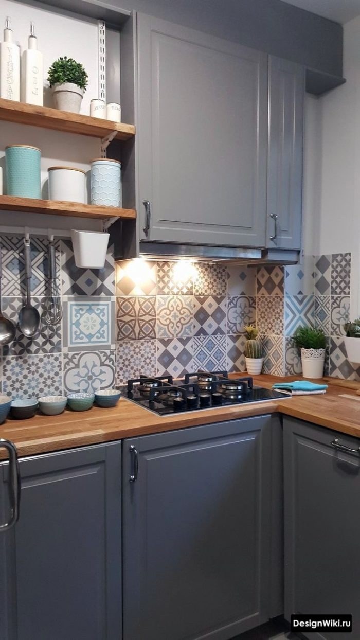 Серо голубая кухня с деревянной столешницей