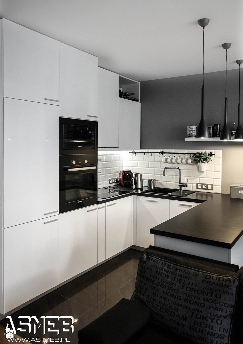 Белый гарнитур с черной столешницей