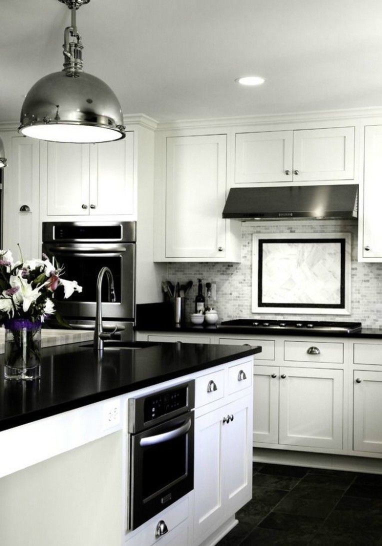 Черно белая кухня