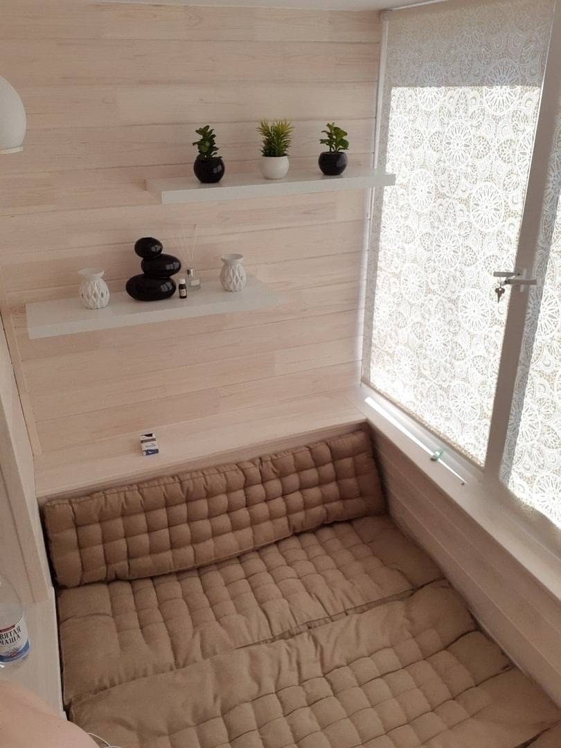 Мягкая скамейка на балкон