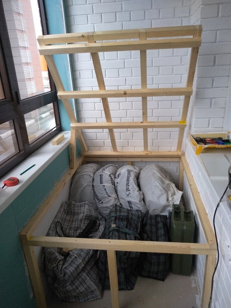 Диванчик с местом для хранения на балконе