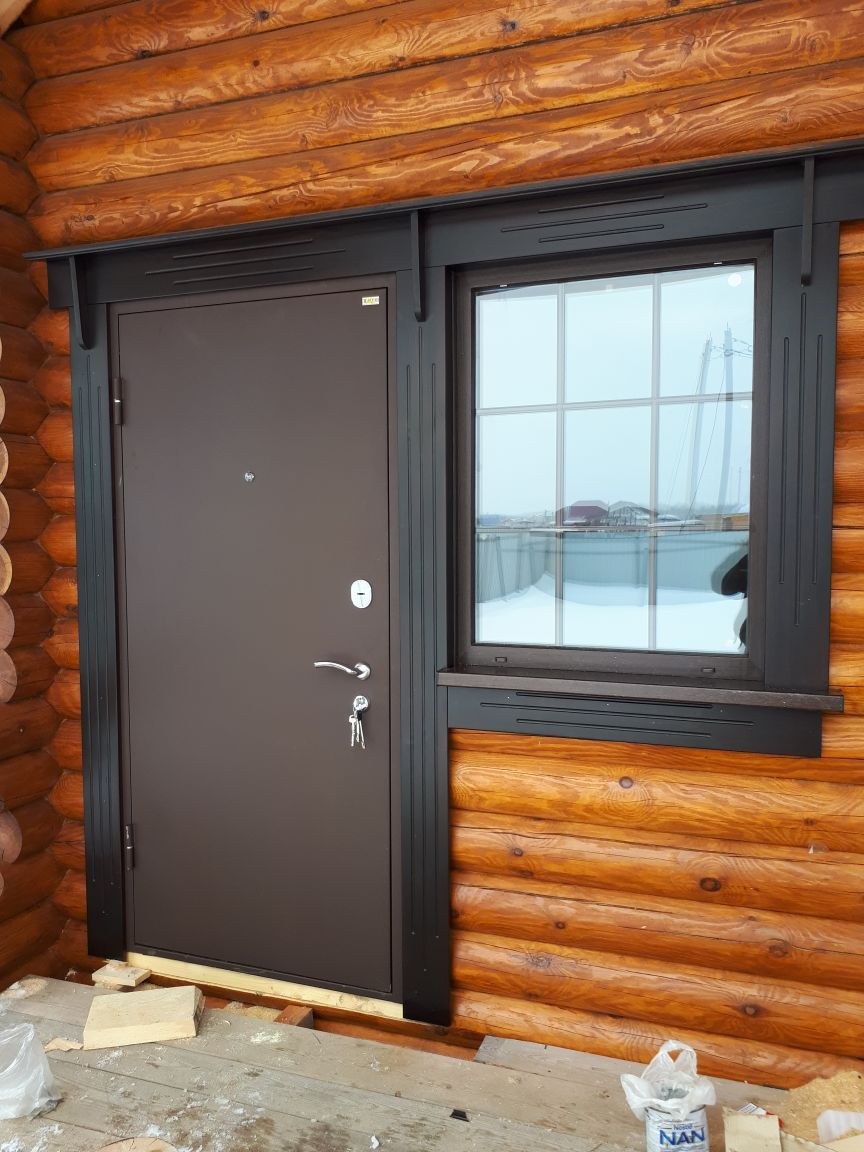 Входна ядвуерь в деревянный дом